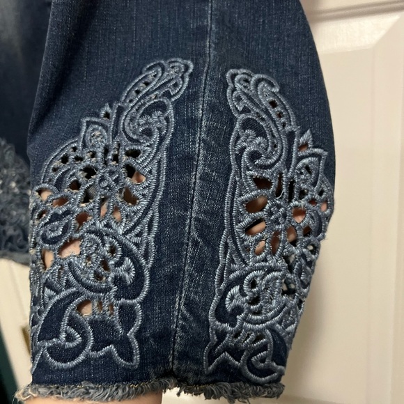 TORRID π Crop Skinny Jeansπ With Embroider Lace CutOut Style π NWTπ - Picture 3 of 7